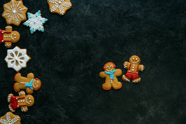 gingerbread men and snowflakes - Fotoğraf, Görsel