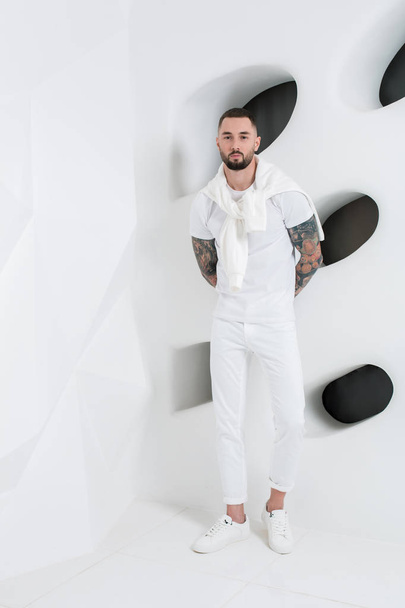 Hombre guapo con pantalones y camiseta blanca
 - Foto, Imagen