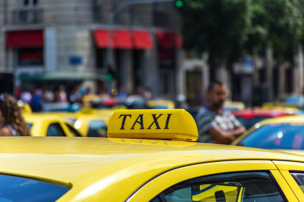 Panneau jaune de taxi sur le toit du véhicule de cabine
 - Photo, image