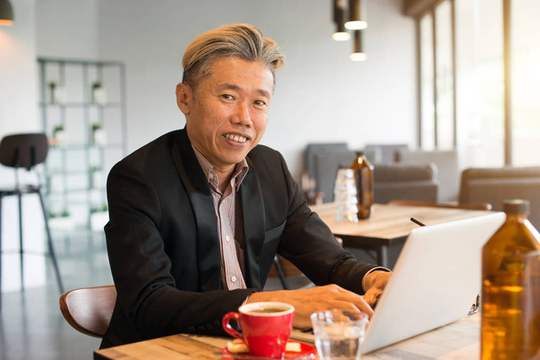 Asian businessman using laptop - Φωτογραφία, εικόνα