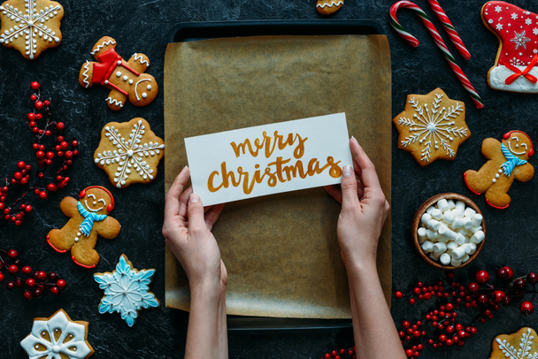 panes de jengibre de Navidad y tarjeta de felicitación
 - Foto, imagen