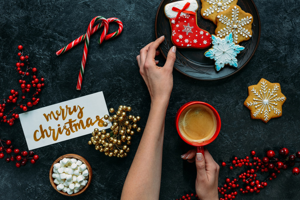 hands with gingerbreads and coffee  - Fotoğraf, Görsel
