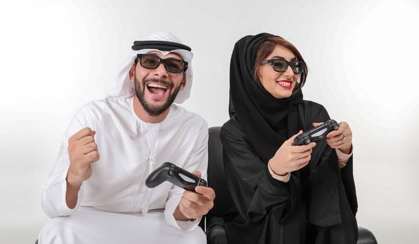 Arabských mladý pár hrát počítačové hry home spolu, koníček, ad - Fotografie, Obrázek