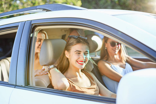 Las jóvenes en el coche sonriendo
 - Foto, Imagen
