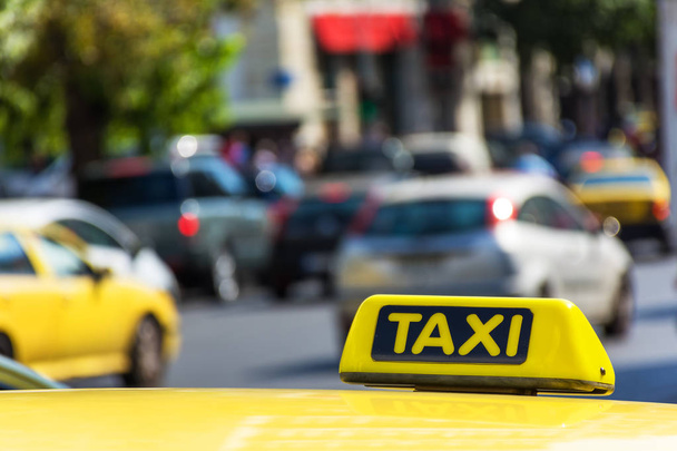 Gele taxi teken op cab voertuig dak - Foto, afbeelding