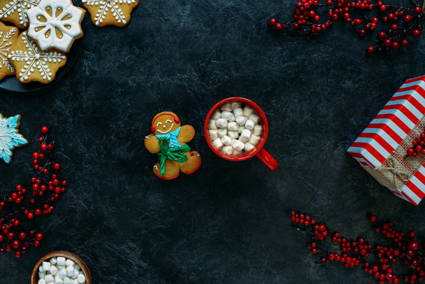 gingerbread man and marshmallows in cup - Valokuva, kuva