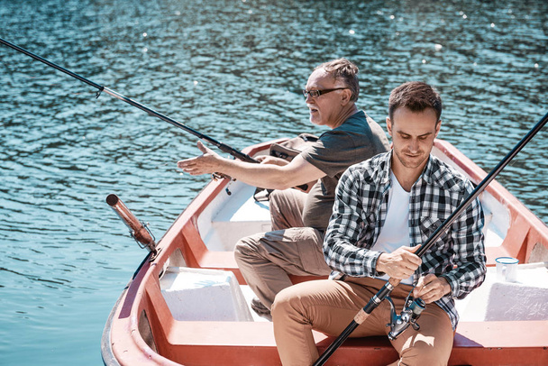  soutuveneestä kalastavat miehet
  - Valokuva, kuva