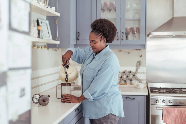 woman preparing fresh coffee - Foto, afbeelding