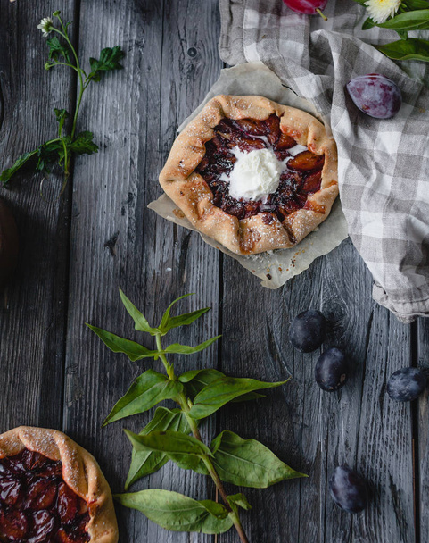 Fresh baked plum tarts - Foto, imagen