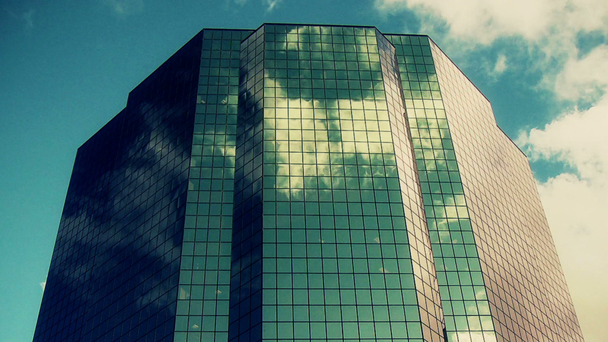 Caducidad de tiempo de reflexión de nubes fuera de un edificio
 - Imágenes, Vídeo