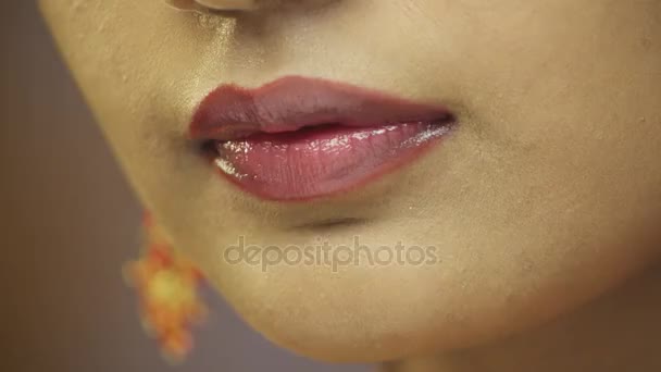  Close-up van jonge vrouw likken van de lippen - Video