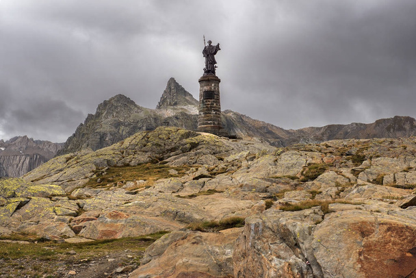 statue de Saint Bernard au col du Grand Saint Bernard, Suisse
 - Photo, image