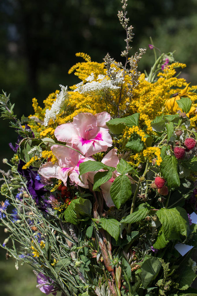 handgemaakte mooie boeketten van bloemen en kruiden - Foto, afbeelding
