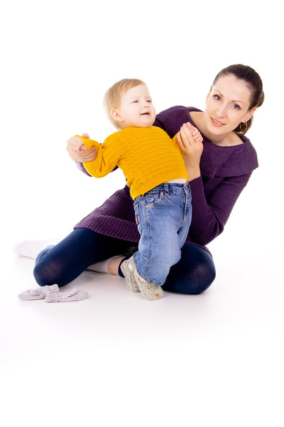 mother helps to do the first steps of the child - Foto, Imagen