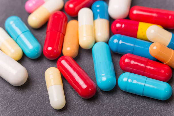 různé tablety pilulky kapsle halda mix terapie léky - Fotografie, Obrázek