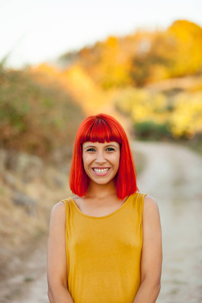 Kırmızı saçlı genç kadın - Fotoğraf, Görsel