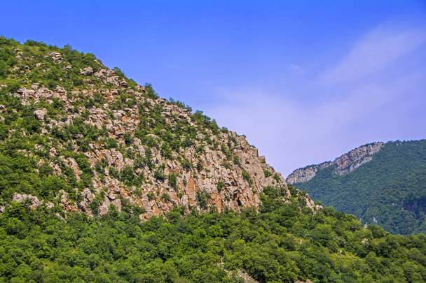 laderas de montañas en el cañón del río Vorotan iluminado por la luz del sol, Armenia. Gran Ermita de Tatev o Tatevi Mets Anapat. Vista desde la cabina del teleférico
. - Foto, imagen