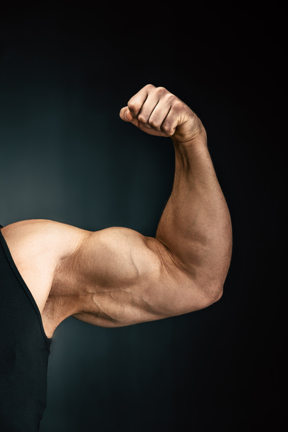 Starker Mann zeigt Muskeln - Foto, Bild