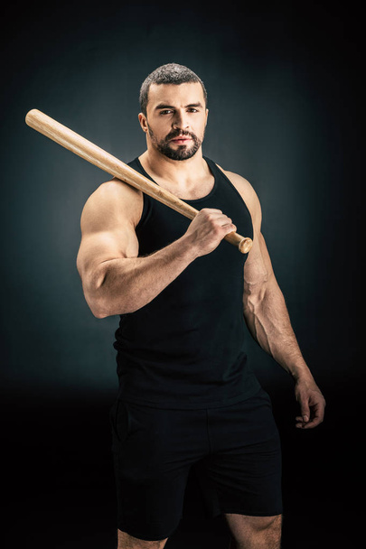 野球のバットを持つ陽気な男 - 写真・画像