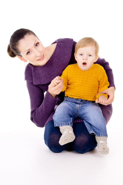de moeder vergadering en houd het kind in je armen - Foto, afbeelding