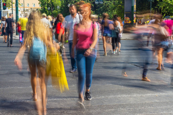 Rozmyte ludzi chodzących na ulicy - Zdjęcie, obraz