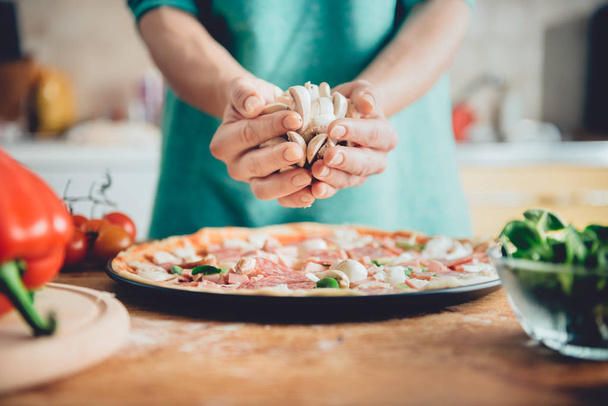 Woman cooking pizza - Valokuva, kuva