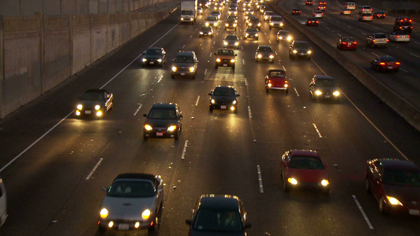 Éjszaka - idő telik el a forgalmas autópályán a forgalom - Felvétel, videó