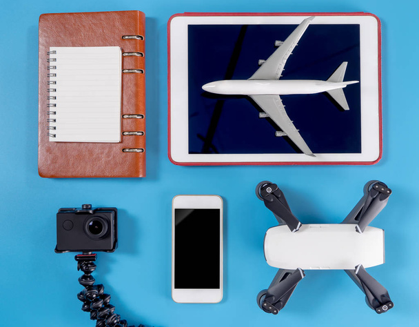 Gadget de viaje y objeto blogger de viaje sobre fondo azul
 - Foto, Imagen