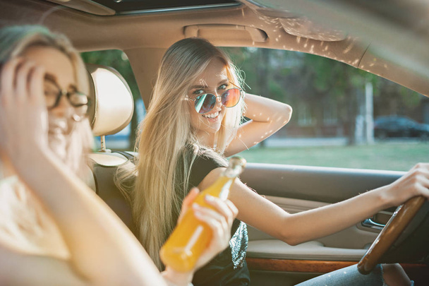 The young women in the car smiling - Foto, Bild
