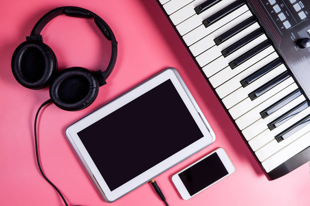 Порожній екран планшета з музичними об'єктами та музичним інструментом для концепції музиканта
 - Фото, зображення