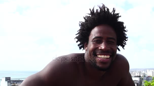 Porträt eines brasilianischen Afro-Nachfahren aus Salvador, Bahia, Brasilien - Filmmaterial, Video
