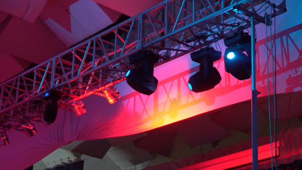 strobe valot säteilevät erivärisiä palkkeja roikkuu katon alla
 - Materiaali, video