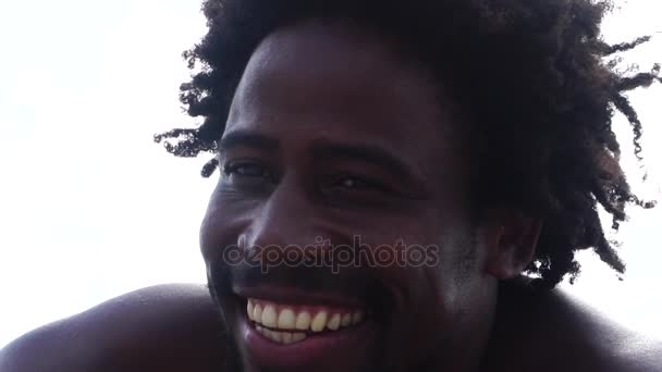 Porträt eines brasilianischen Afro-Nachfahren aus Salvador, Bahia, Brasilien - Filmmaterial, Video