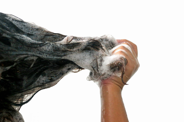 Frauen waschen im Badezimmer Haare mit Shampoo. - Foto, Bild
