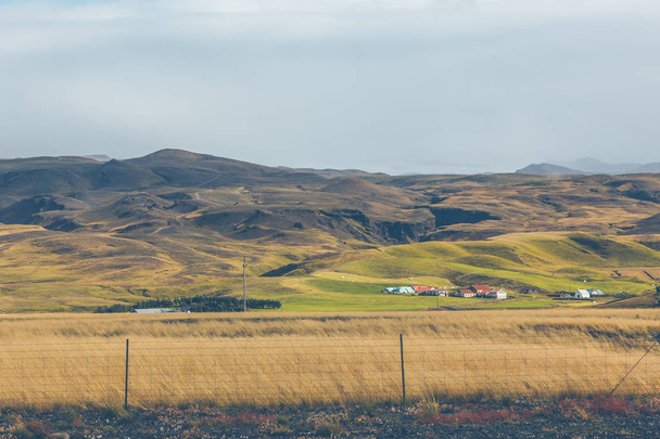 İzlanda evleri, dağlar yatay - Fotoğraf, Görsel
