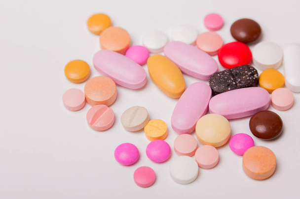 píldoras diferentes tabletas cápsulas montón mezcla medicamentos de terapia - Foto, imagen