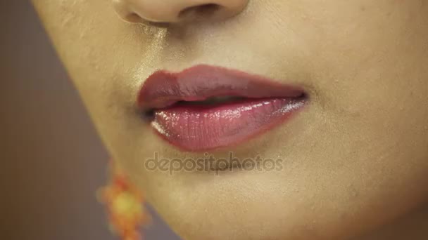 Close-up de jovem mulher lambendo lábios
  - Filmagem, Vídeo