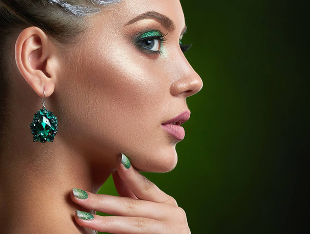Back view of girl with green shiny makeup and manicure. - Fotografie, Obrázek