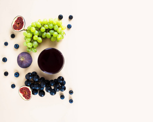 Grape juice with autumn seasonal fruits. - Fotoğraf, Görsel