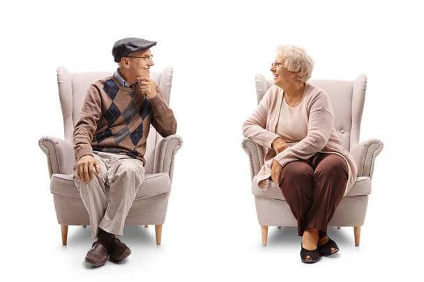 Seniors sitting in armchairs and having a conversation - Foto, afbeelding