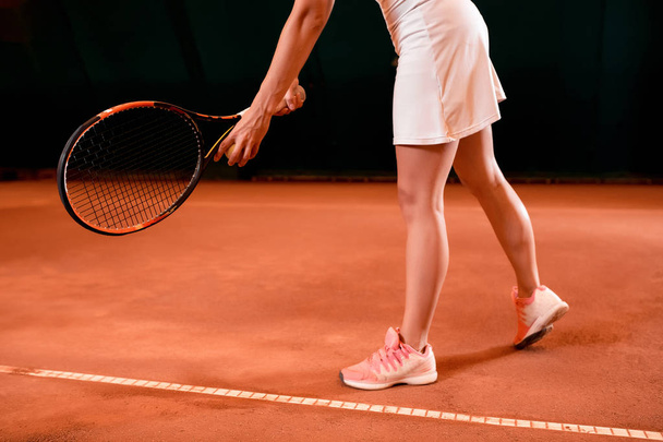 Πόδια του γυναικείου τένις παίκτης στο γήπεδο τένις - Φωτογραφία, εικόνα