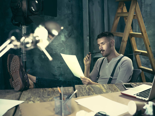 Retrato de un hombre de negocios barbudo que trabaja con su cuaderno en el estudio loft
. - Foto, imagen
