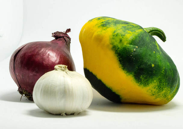 Beyaz arka plan, soğan ve sarımsak benekli squash - Fotoğraf, Görsel