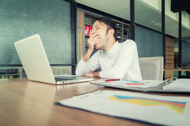 Asiático cansado empresário em casual desgaste bocejando depois de longo workin
 - Foto, Imagem