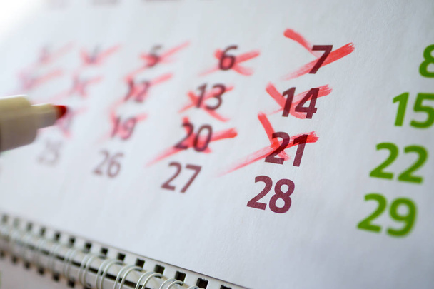 У календарі стіни маркер відзначає важливі дати, дедлайн
 - Фото, зображення