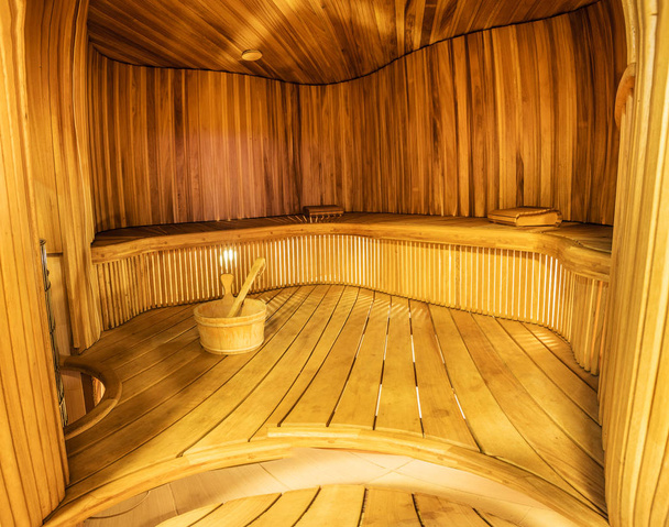 просторный интерьер пустой деревянной бани
 - Фото, изображение