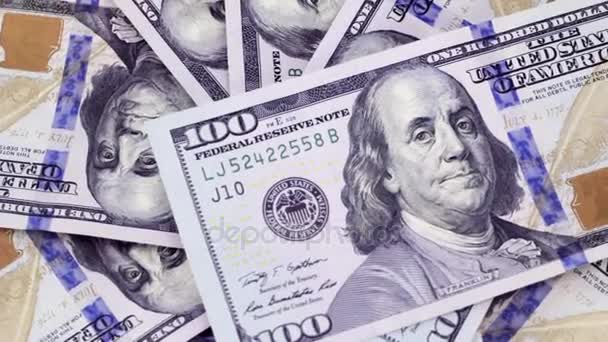 Notas de dólar novas são colocadas em uma mesa rotativa
 - Filmagem, Vídeo