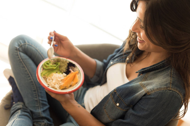 Donna che mangia una ciotola sana di superfood
 - Foto, immagini