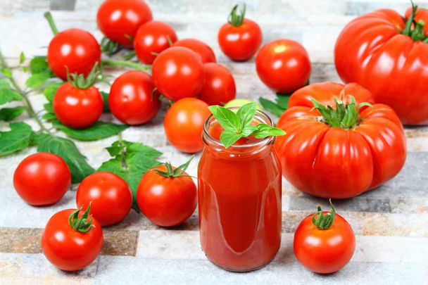 Domácí konzervované kečup z obří bifteky a společné rajčata v lahvi.  - Fotografie, Obrázek