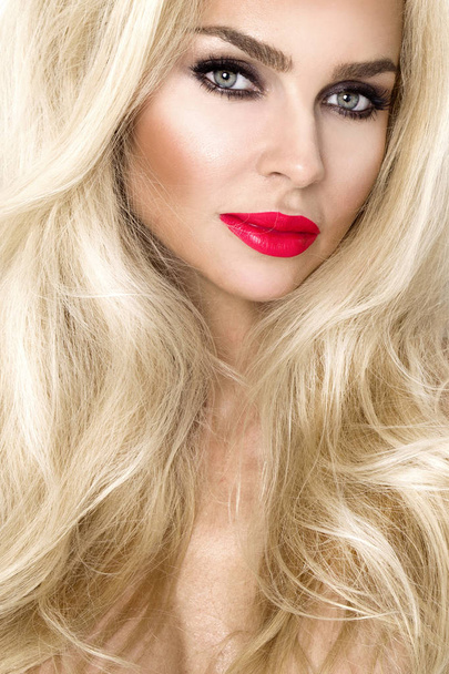 Retrato del hermoso modelo femenino sexy con cabello rubio largo y grueso increíble y una cara perfecta y labios rojos
 - Foto, Imagen